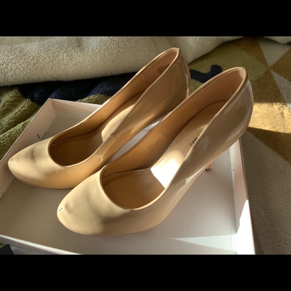 7.5 Nude Pumps - Picture 3 of 4